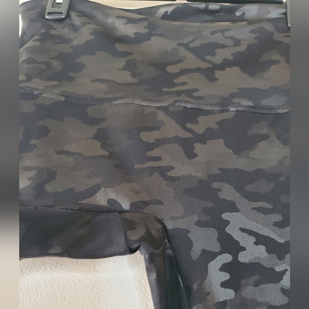 SPANX Black Faux Leather Camo Leggings Size 1X Short - Picture 7 of 16